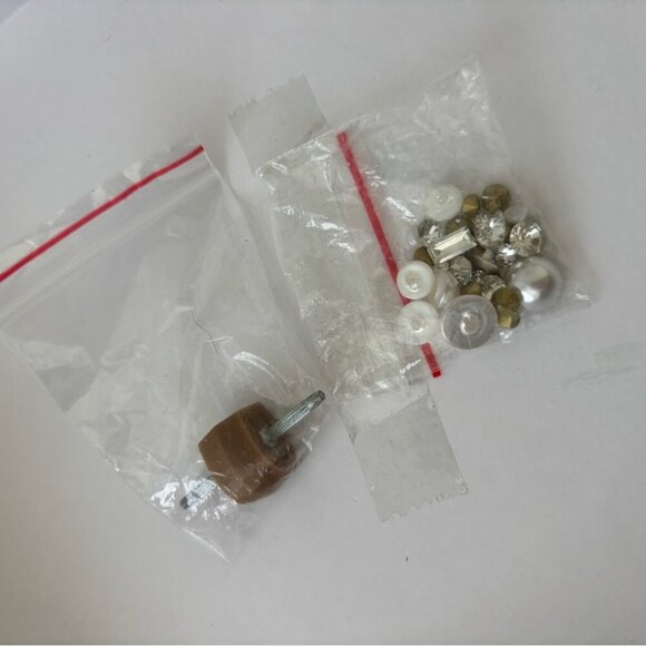 Badgley Mischka White Fabia Kitten Heel with Crystal Buckle NWT - Picture 10 of 10